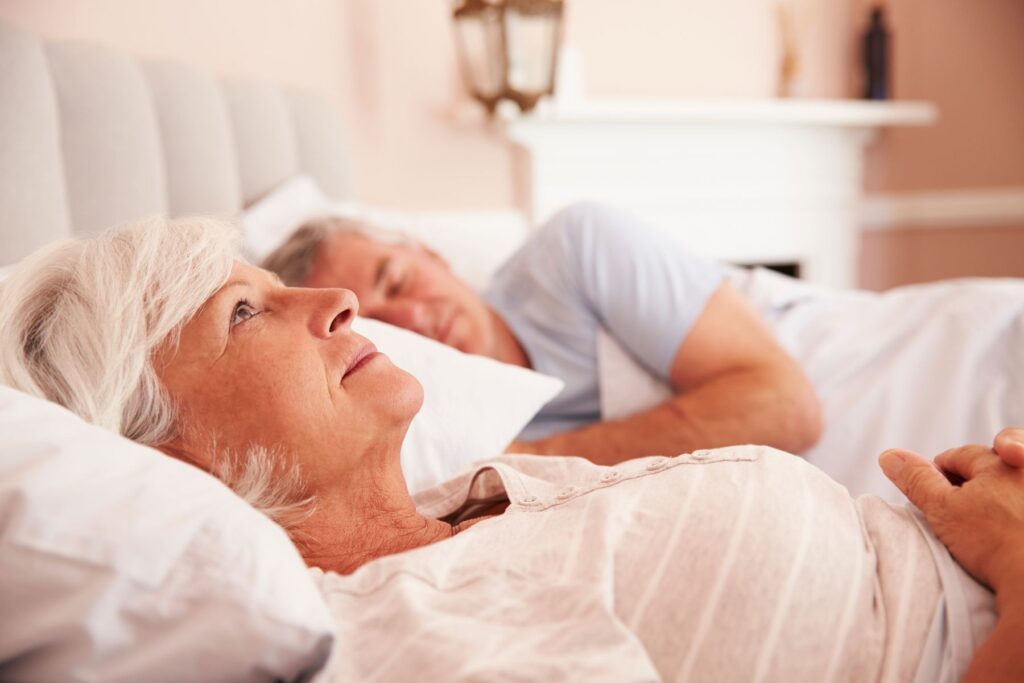 seniors dans une chambre double en ehpad
